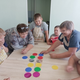 Развивающее занятие с детьми и родителями "Запомни и назови местоположение и цвет кругов" (декабрь 2022 г.)
